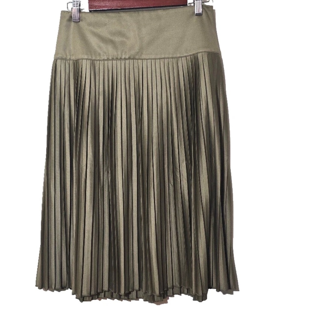 🎀HOST PICK 🎀Uniqlo Elegant Pleated Skirt golden (not the first picture)